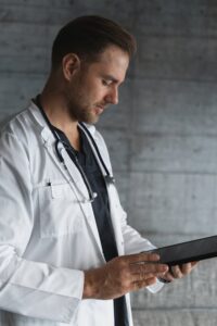 Profissional gerenciando agenda médica ocupacional e controle de vencimento de ASO