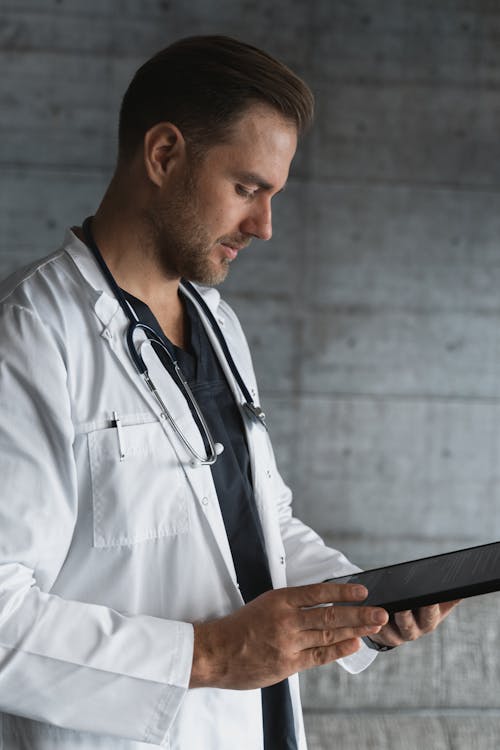 Profissional gerenciando agenda médica ocupacional e controle de vencimento de ASO