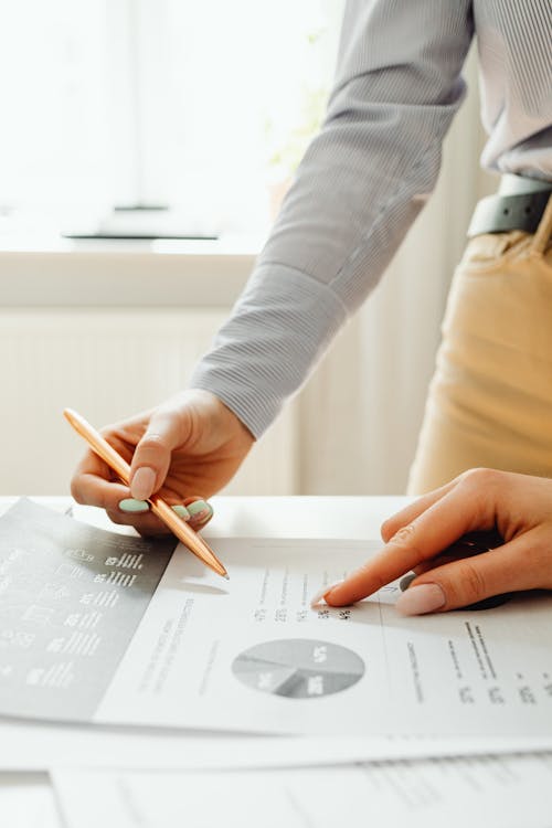 Auditoria de SST - profissional realizando inspeção de conformidade com as NRs