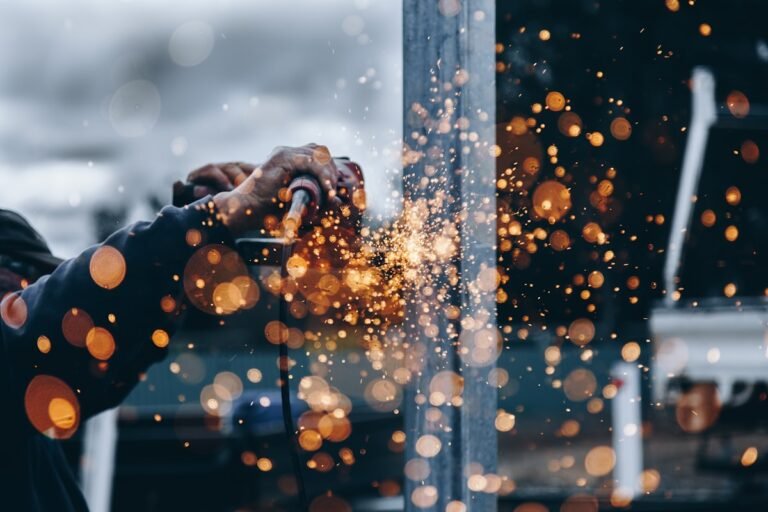 Profissional de engenharia representando a Engetrens Serviços de Engenharia e Projetos do Grupo Comporte na execução de obras ferroviárias