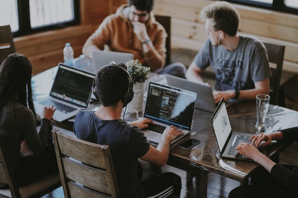 Jovem estagiário realizando exame admissional médico