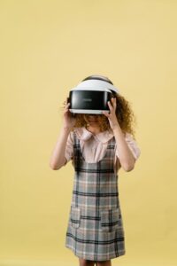 Treinamento de segurança do trabalho com trabalhadores em sala de aula corporativa