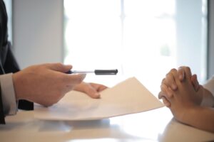 GRO gerenciamento de riscos ocupacionais - profissional de SST avaliando riscos no ambiente de trabalho