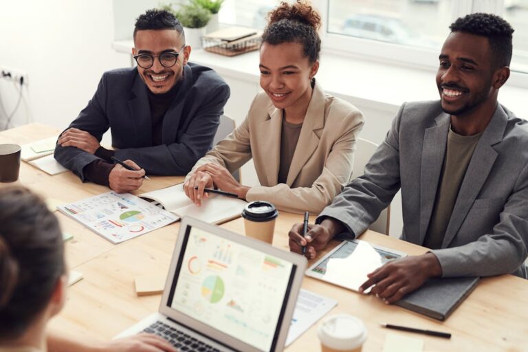 Integração SST e RH: Como Conectar Admissões, Afastamentos e eSocial para Eliminar Falhas no Programa de Saúde Ocupacional