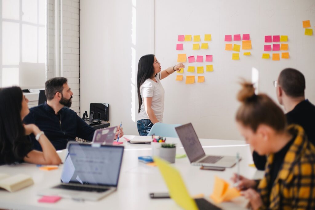 Equipe Grupo Bplan trabalhando para reduzir absenteísmo afastamento e presenteísmo