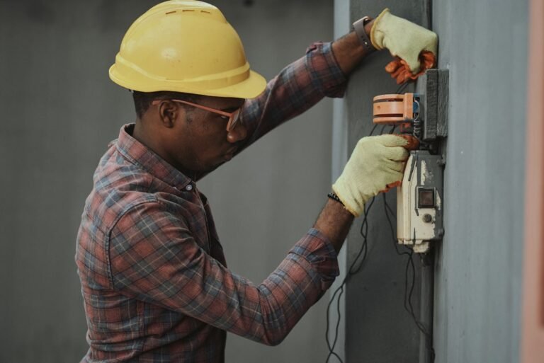 Eletricista trabalhando com segurança em painel elétrico conforme NR-10