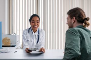 Médico acessando prontuário médico eletrônico ocupacional em tablet digital