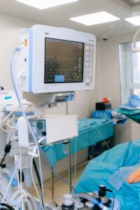 Profissional de saúde com EPI em hospital - SST hospitalar conforme NR-32