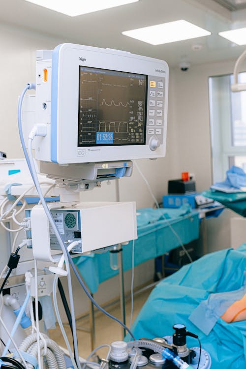Profissional de saúde com EPI em hospital - SST hospitalar conforme NR-32