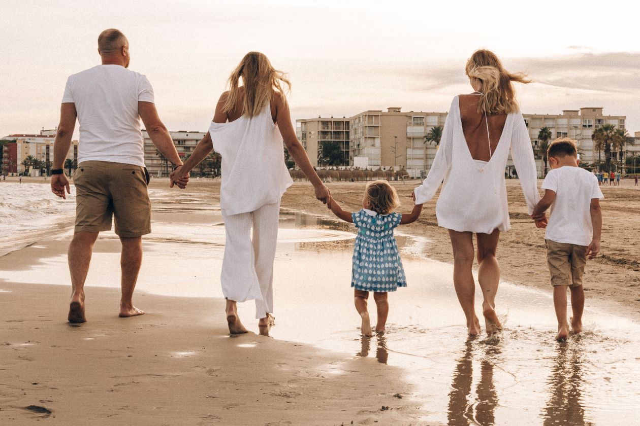 Família aproveitando o feriado prolongado na praia