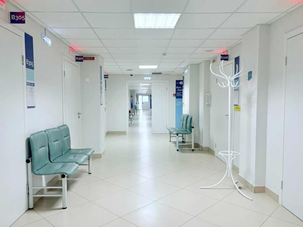 Corredor e sala de espera vazios de clínica, representando o no-show em exames periódicos