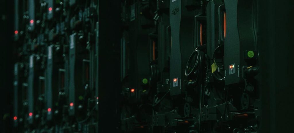 Servidores de dados em data center, representando a base de dados do eSocial