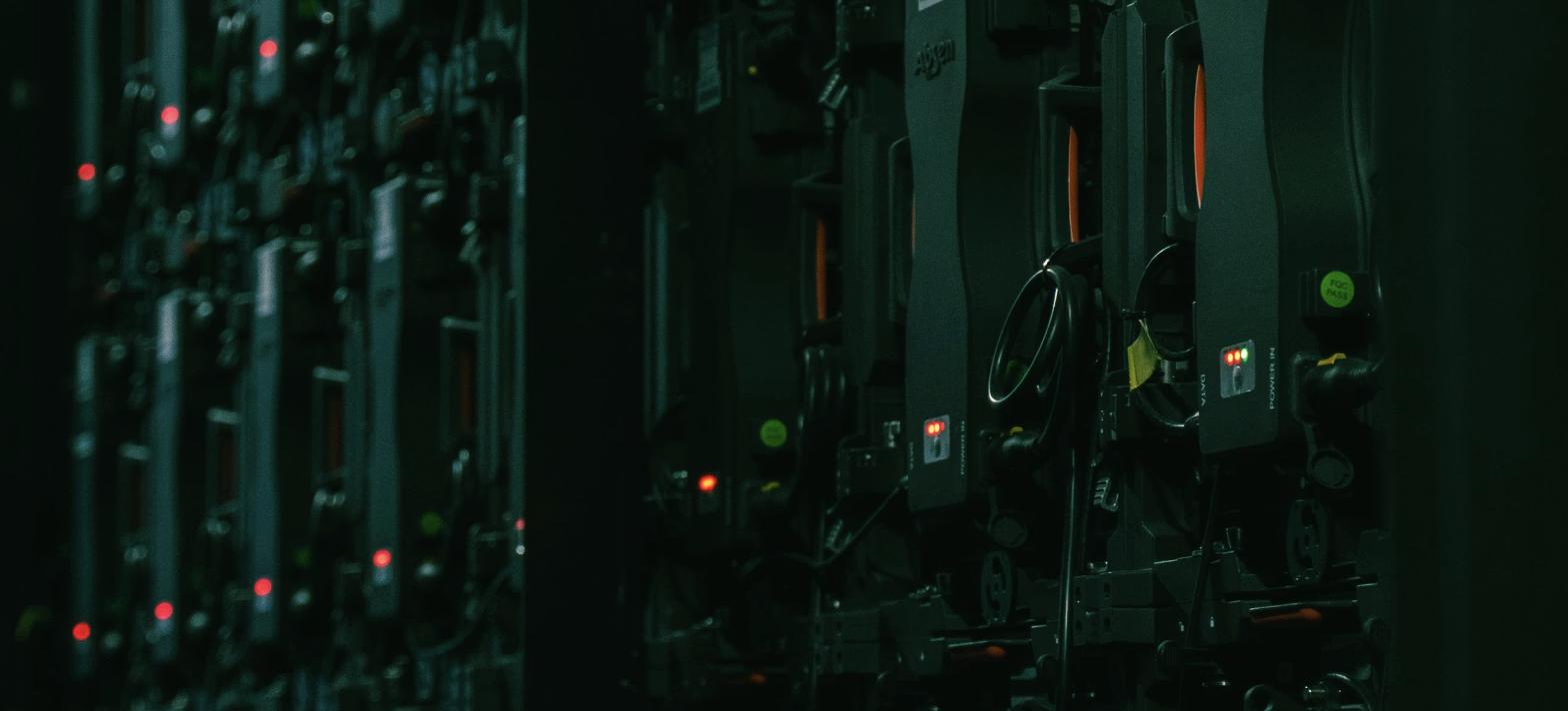 Servidores de dados em data center, representando a base de dados do eSocial