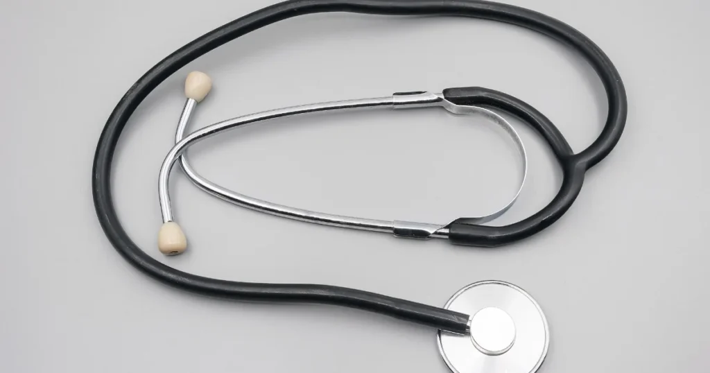 Estetoscópio, símbolo da responsabilidade médica pelo PCMSO tratada na Resolução CFM 2.376/2024