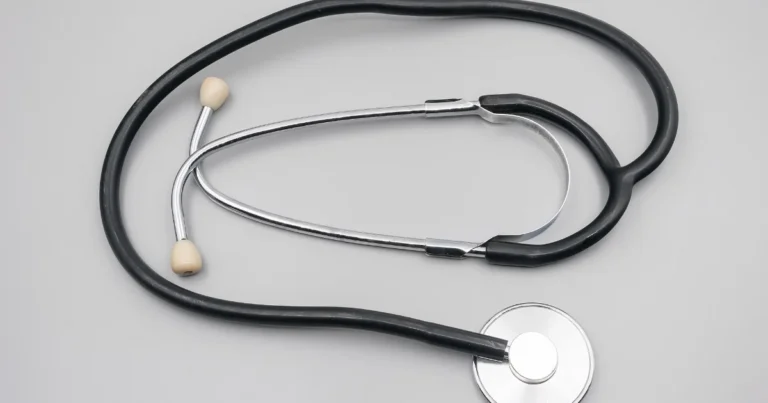 Estetoscópio, símbolo da responsabilidade médica pelo PCMSO tratada na Resolução CFM 2.376/2024