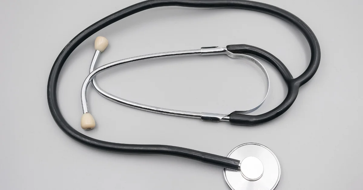 Estetoscópio, símbolo da responsabilidade médica pelo PCMSO tratada na Resolução CFM 2.376/2024